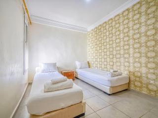 Comfortable 2BR Apartment Smart TV & Elevator - 4