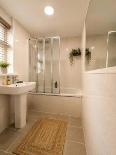 3 Bedroom Stunning Home - Peaceful Area - 3