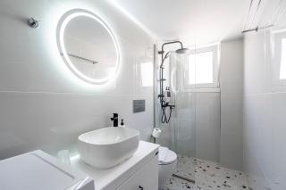 Massive 4BR Retro Apartment - 3 min Walk to Beach - 5