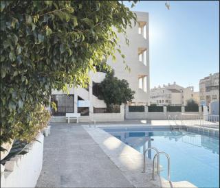 Apartamento reformado con terraza vistas al mar y a las piscinas de Magic World garaje y piscina frente a Balneario Aire acondicionadowifi - 2