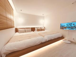Seoul Station 7 Min Walk, Newly Renovated 2BR, 3 Beds, Sleeps 6 - 9
