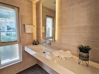 Holiday Home Moderne Villa mit Infinity-Pool im Bergdorf Veliko Brdo by Interhome - 2