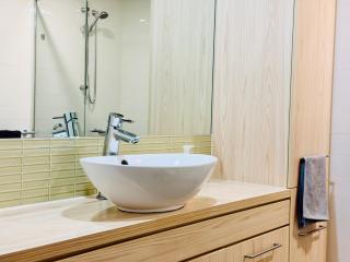 Stylish CBD 1BR with Balcony, Pool & Sofa Bed - 4