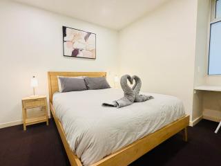 Stylish CBD 1BR with Balcony, Pool & Sofa Bed - 1