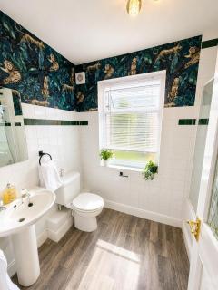 Spacious 4-Bed Family Home near Leicester City Ctr - 9