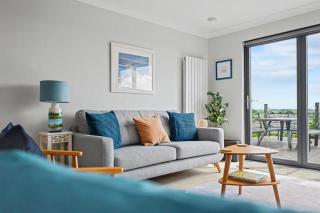 Stylish 3 Bedroom with Balcony and Amazing View - 9