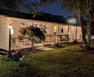 Cowboys Cottage Cozy Farmhouse Retreat - 2