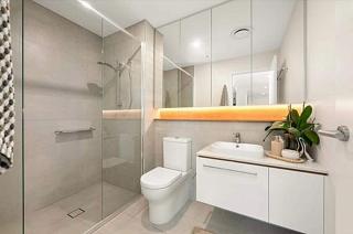 Stylish & Light-Filled Apartment in Luxury Complex - 6