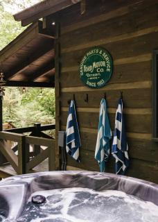 Modern Cabin with Luxury Gym, Firepit + Game Room! - 5