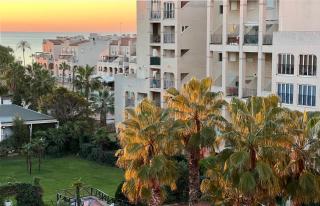 Apartamento reformado con terraza vistas al mar y a las piscinas de Magic World garaje y piscina frente a Balneario Aire acondicionadowifi - 4
