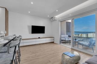 Knezović Apartment with Sea View - 4