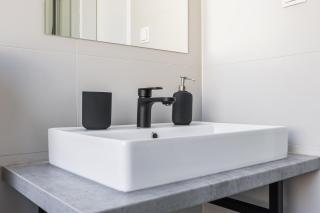 Contemporary Designed Apartment, Central Location - 5