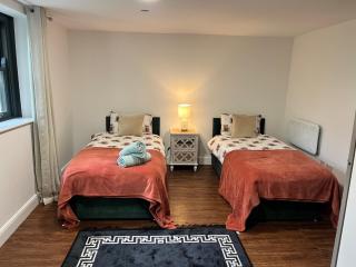 3 Bedroom Cardiff Bay Apartment - 2