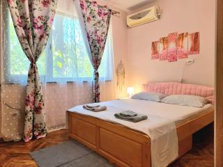 Nicky's Apartment - with Private Parking in Center - 0