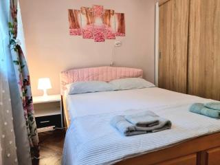 Nicky's Apartment - with Private Parking in Center - 5