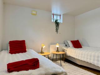2 Bedroom Apartment With 4 Beds For Workers Near Volvo Free Parking - 0