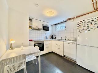 2 Bedroom Apartment With 4 Beds For Workers Near Volvo Free Parking - 9