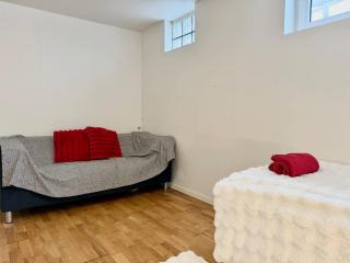 2 Bedroom Apartment With 4 Beds For Workers Near Volvo Free Parking - 8
