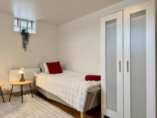 2 Bedroom Apartment With 4 Beds For Workers Near Volvo Free Parking - 3