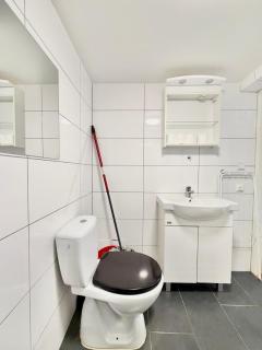 2 Bedroom Apartment With 4 Beds For Workers Near Volvo Free Parking - 1