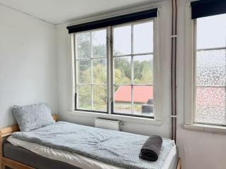 10 Bedroom Workers Villa With Free Parking - 5