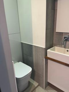 Modern 1BR - Free Parking - 5 Mins to Station - 8