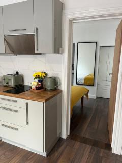 Modern 1BR - Free Parking - 5 Mins to Station - 6