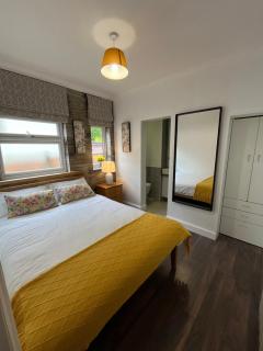 Modern 1BR - Free Parking - 5 Mins to Station - 4