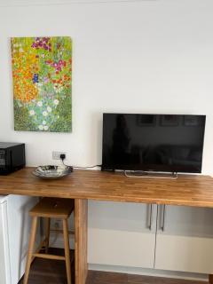 Modern 1BR - Free Parking - 5 Mins to Station - 3