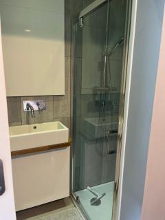 Modern 1BR - Free Parking - 5 Mins to Station - 2