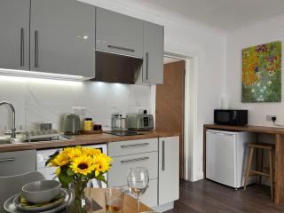 Modern 1BR - Free Parking - 5 Mins to Station - 1