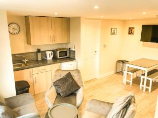 Apartment Sleeps 4 with Parking - 8