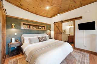 Farm Silo with Mountain Views & Hot Tub - 8