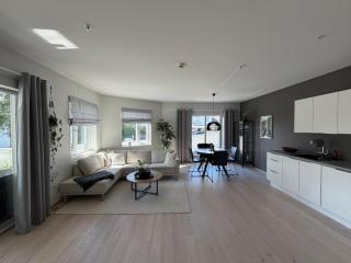 Central Modern Apartment, Walk to Beach & City Centre - 5