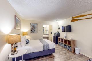 Retro beach room near downtown with fast WiFI - walk to shops & eateries - 9