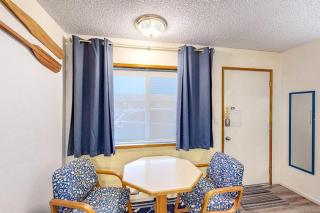 Retro beach room near downtown with fast WiFI - walk to shops & eateries - 7