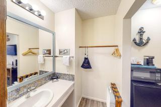 Retro beach room near downtown with fast WiFI - walk to shops & eateries - 4