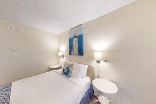 Retro beach hideaway with fast WiFI - walk to downtown attractions - 3