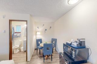 Retro-chic room near the beach with fast WiFI - walk to downtown hot spots - 6