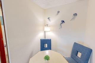 Retro-chic room near the beach with fast WiFI - walk to downtown hot spots - 5