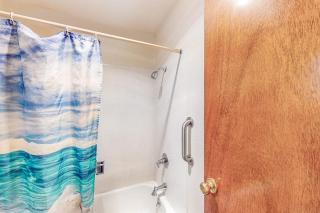 Perfect beach room with fast WiFI - walk to Old Town shops & eateries - 5