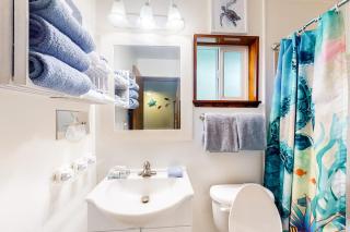Retro-chic room near beach with fast WiFI - walk to downtown shops & eateries - 6