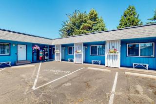 Retro-chic room near beach with fast WiFI - walk to downtown shops & eateries - 3