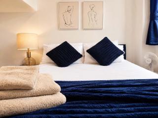 Deluxe fully Kitted 2 King Room Apt with Sofa Bed - 3