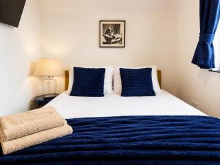 Deluxe fully Kitted 2 King Room Apt with Sofa Bed - 2