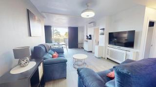 Modern 2 Bed 2 Bath Apartment, AC, WiFi, Pool Views - 7