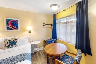 Spacious 2-room combo close to Bandon with cable WiFi mini-fridge - dogs OK - 6