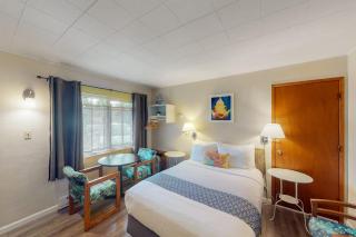 Spacious 2-room combo close to Bandon with cable WiFi mini-fridge - dogs OK - 1