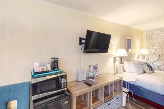 Spacious 2-room combo close to Bandon with cable WiFi mini-fridge - dogs OK - 3