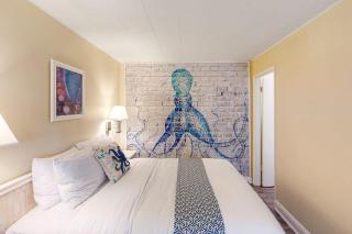 Retro getaway near beach with fast WiFI - walk to downtown shops & eateries - 5